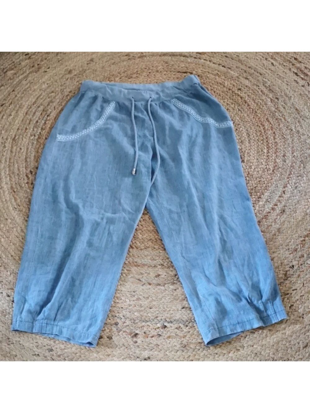 Goa blue chambray linen blend beachy coastal capri pants with drawstring. Size L